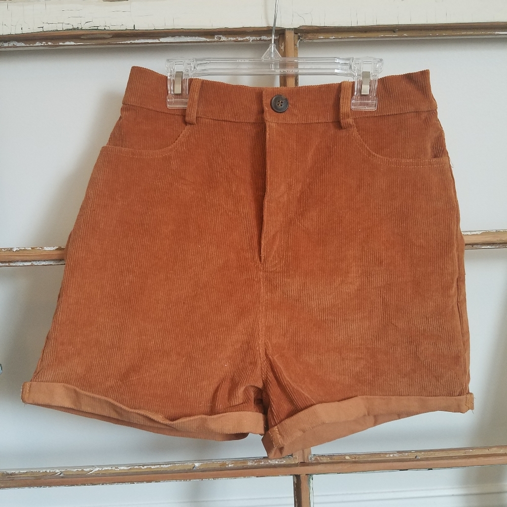 Highwaisted corduroy shorts